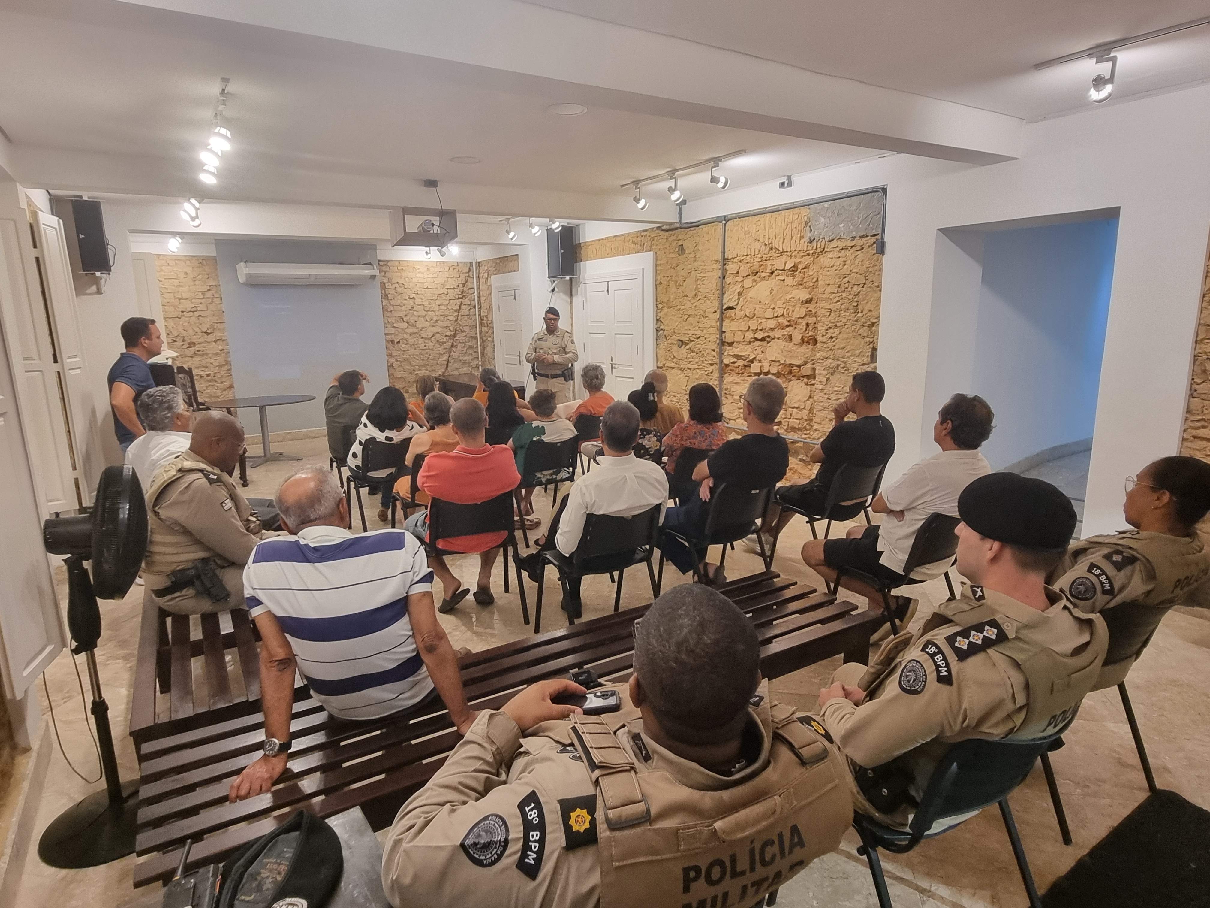 Representantes da AmoCanela e da Polícia Militar em reunião sobre segurança no bairro do Canela