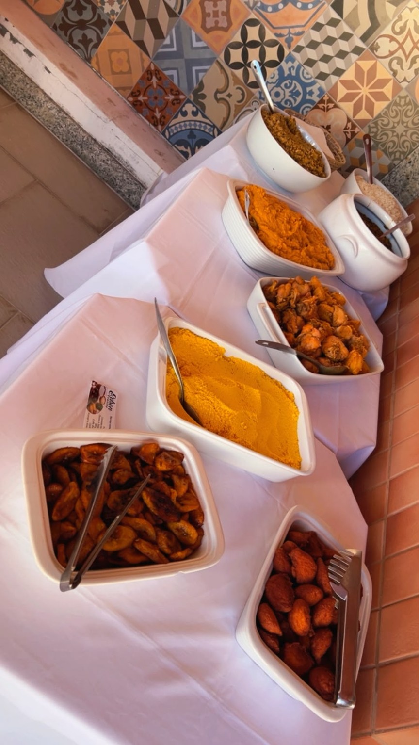 Mesa com pratos do caruru comemorativo da AmoCanela