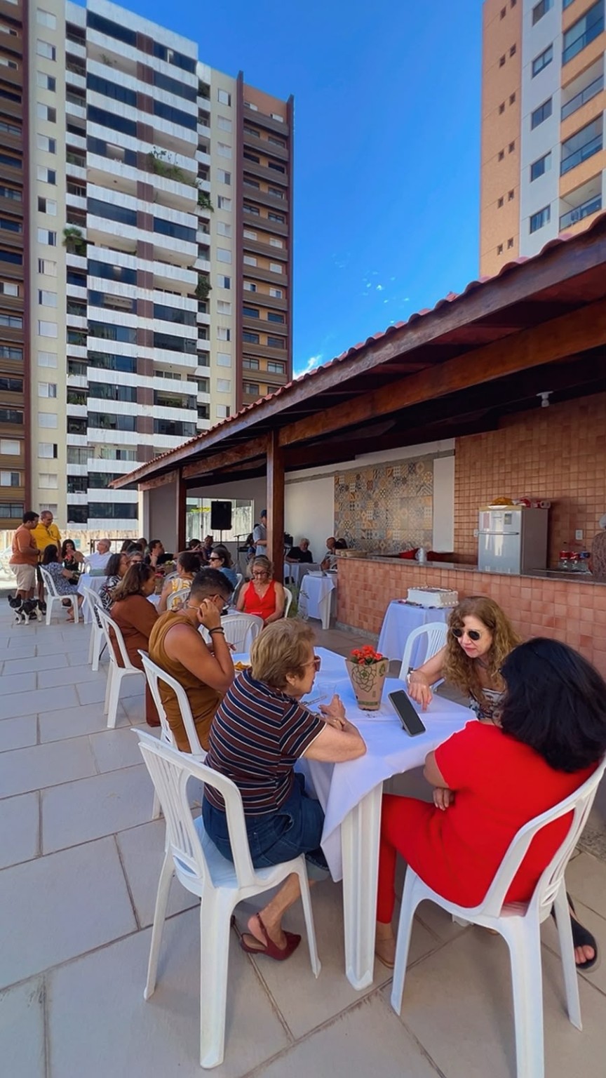 Moradores e integrantes da AmoCanela reunidos no caruru de 12 anos