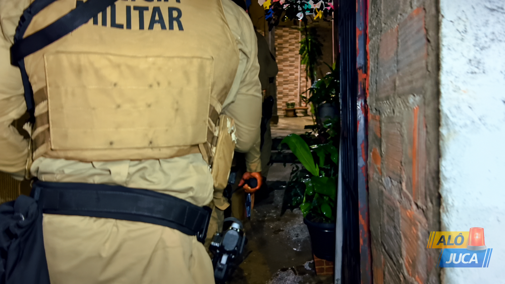Policial militar durante ocorrência na Ratoeira, no Vale do Canela