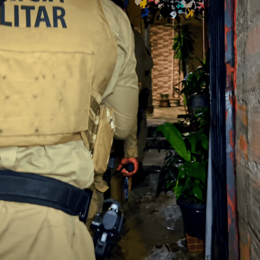 Policial militar durante ocorrência na Ratoeira, no Vale do Canela