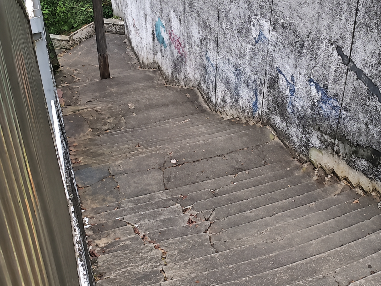 Degraus da escadaria da Rua Basílio da Gama no sentido de descida.