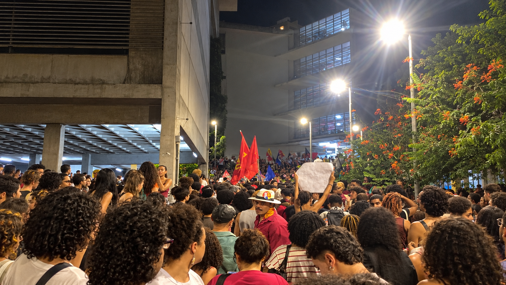Assembleia geral estudantil reúne alunos da UFBA no campus do Canela