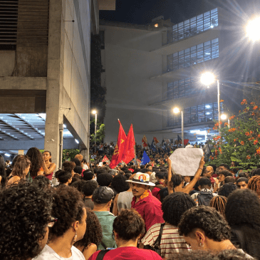 Assembleia geral estudantil reúne alunos da UFBA no campus do Canela