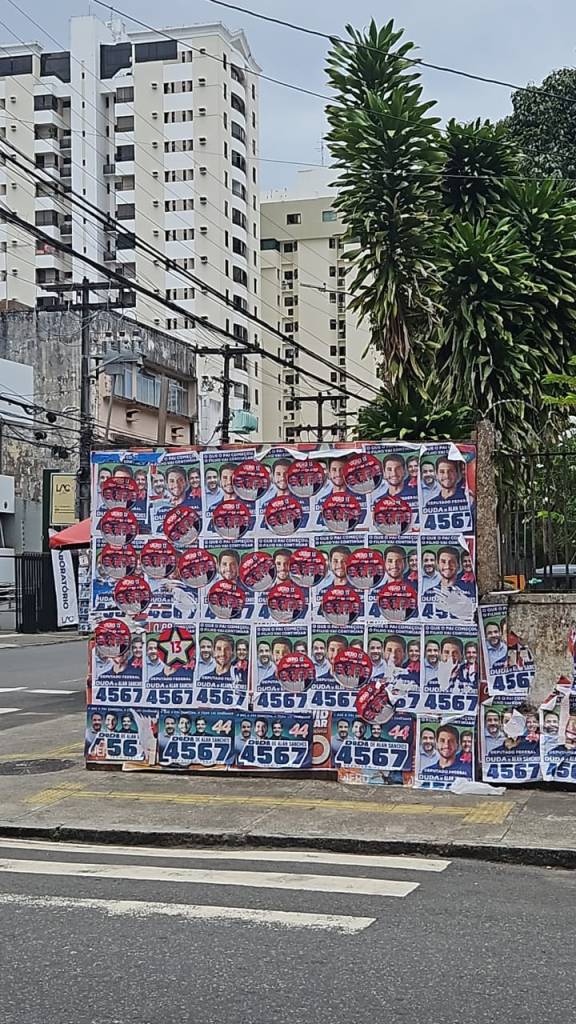 Cartazes de campanha presos a uma grade no Canela.