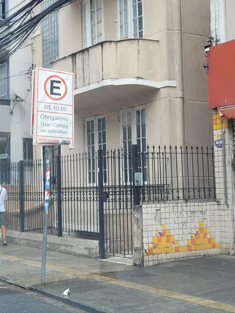Placa de estacionamento pago com valor de R$ 10 na Avenida Araújo Pinho, no Canela