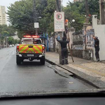 Trabalhadores instalam placas de estacionamento pago na Avenida Araújo Pinho, no Canela